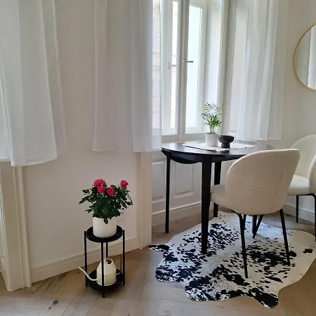 Elegant In The Heart Of אולומוץ